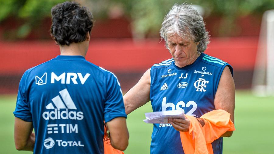 Técnico Jorge Jesus faz anotações durante treino do Flamengo. Muitas opções para encarar o Junior - Alexandre Vidal/Flamengo