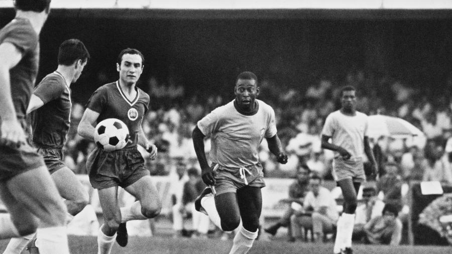 Pelé disputa a bola em amistoso Brasil x Bulgária no dia 26 de abril de 1970 no Morumbi - Pictorial Parade/Archive Photos/Getty Images