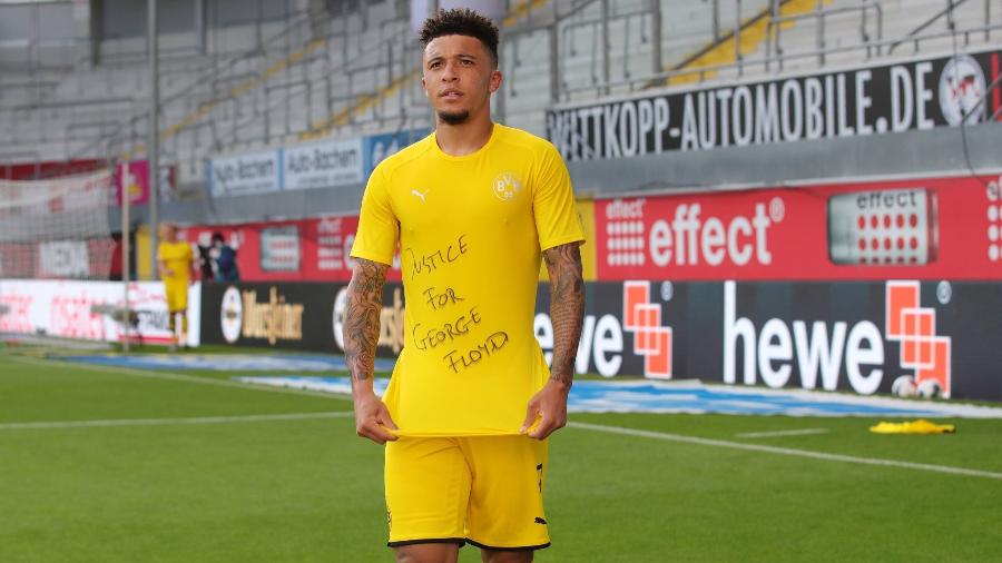 Sancho, um dos destaques do Borussia Dortmund, prestou uma homenagem a George Floyd ao comemorar um de seus gols - Reprodução/Twitter