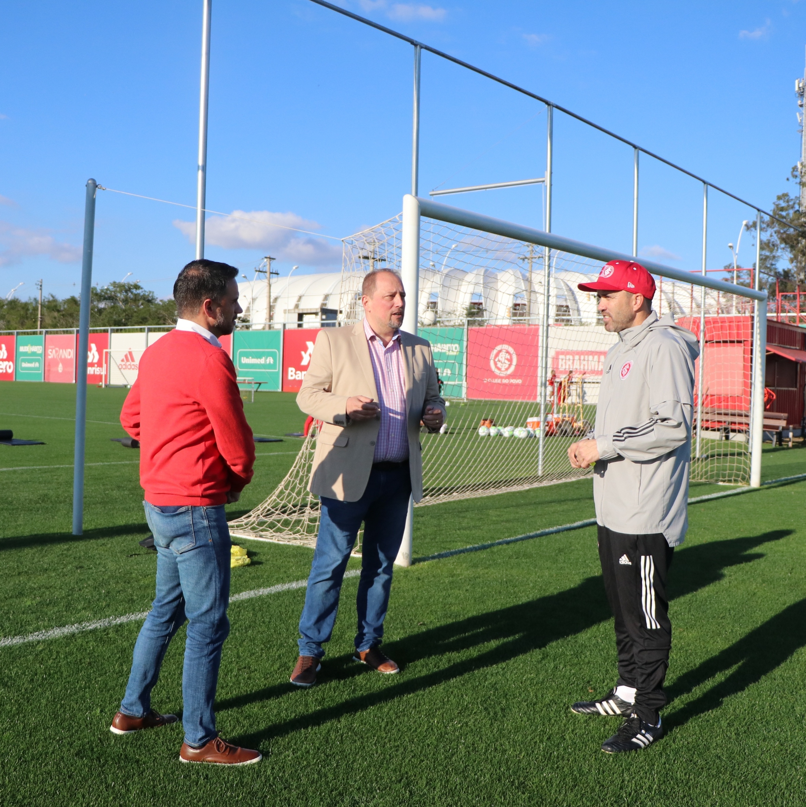 Futebol jogo online conceito, campo de futebol verde, holofotes