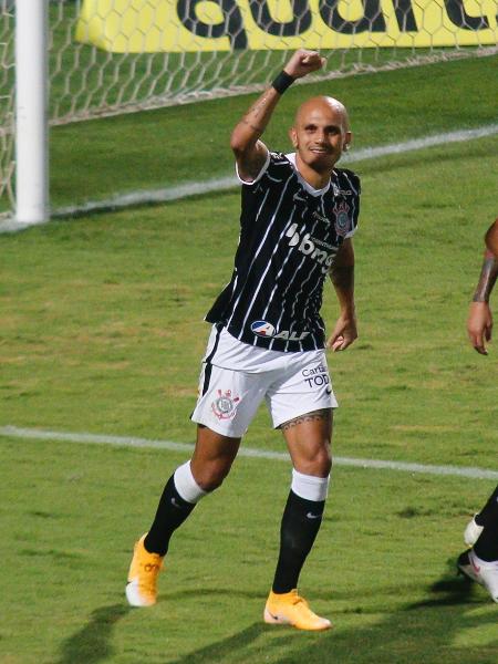 Fábio Santos assinou com o Corinthians até o fim de 2021 - Gabriel Machado/AGIF