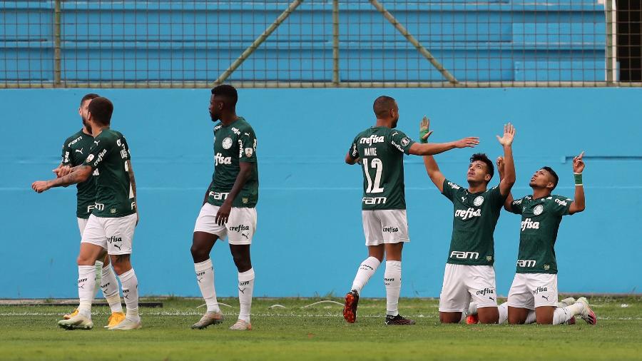 Jogadores do Palmeiras comemoram gol de Gabriel Menino contra o Delfín, do Equador, pela Copa Libertadores - Dolores Ochoa - Pool/Getty Images