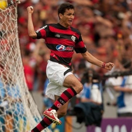 Ronaldo Angelim comemora gol do título em 2009 - Ricardo Nogueira/Folha Imagem