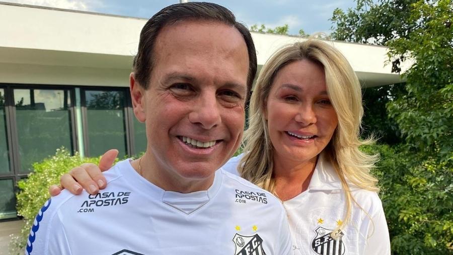 Governador de São Paulo, João Doria (PSDB), e a mulher Bia Doria, ambos com a camisa do Santos antes da final da Libertadores - Reprodução/Twitter