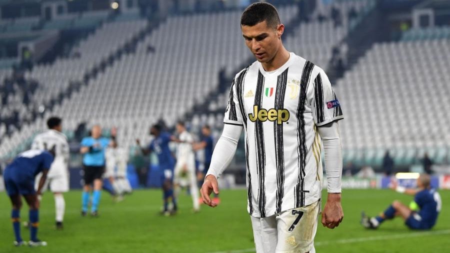 Cristiano Ronaldo cabisbaixo com eliminação da Juventus na Liga dos Campeões - Valerio Pennicino/Getty Images