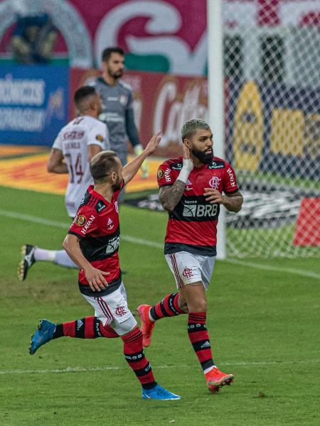 Ao fundo, Marcos Felipe lamenta um dos três gols sofridos contra o Fla - Maga Jr./Estadão Conteúdo