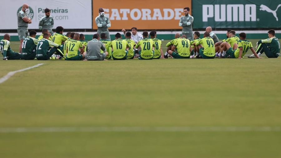 Abel Ferreira conversa com o elenco do Palmeiras durante treino - Cesar Greco/Palmeiras