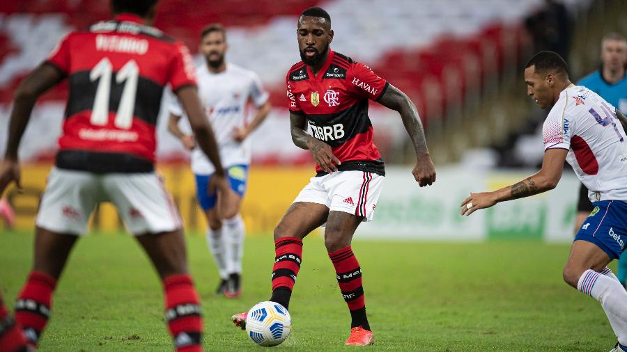 Gerson em ação durante partida do Flamengo contra o Fortaleza, pela sexta rodada do Brasileirão 2021. - Jorge Rodrigues/AGIF