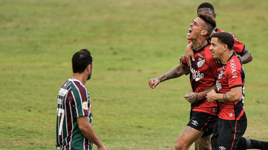 Richard, do Athletico-PR, comemora gol de empate contra o Fluminense - Thiago Ribeiro/Thiago Ribeiro/AGIF
