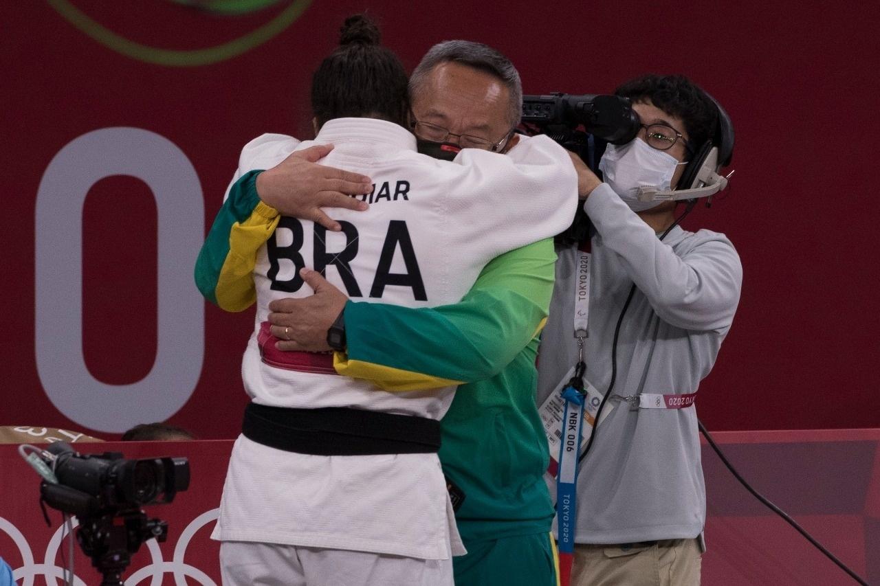 Mayra Aguiar abraça o técnico Luiz Shinohara na conquista a medalha de bronze em Tóquio - Júlio César Guimarães/COB