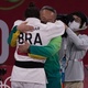 Mayra Aguiar abraça o técnico Luiz Shinohara na conquista a medalha de bronze em Tóquio - Júlio César Guimarães/COB