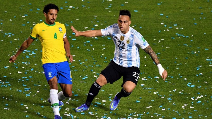 Marquinhos e Lautaro Martínez disputam lance em Argentina x Brasil pelas Eliminatórias - FotoBaires/AGIF
