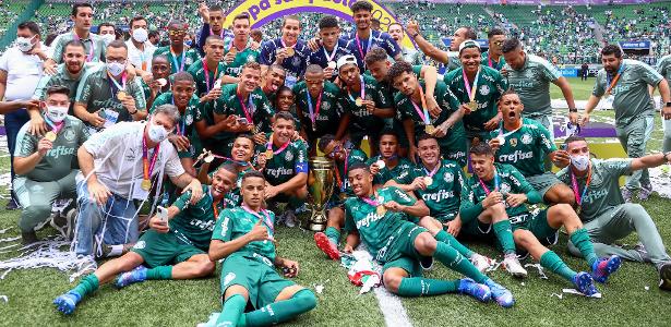 Elenco do Palmeiras celebra conquista da Copinha 2022 