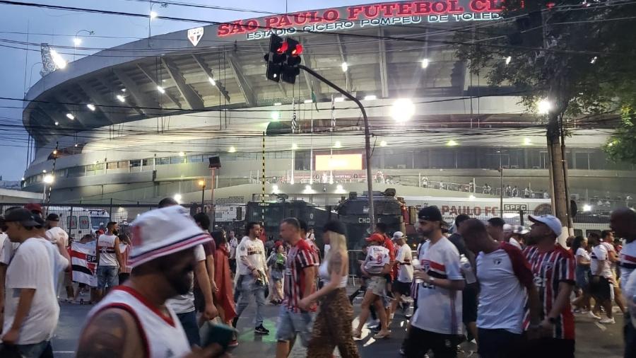 Torcida do São Paulo deixa Morumbi após clássico Majestoso - Matheus Godoy/UOL