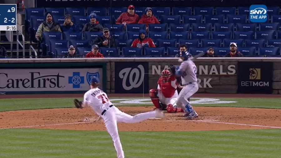 Pete Alonso, do New York Mets, levou uma bolada no rosto a 150 km/h  - Reprodução