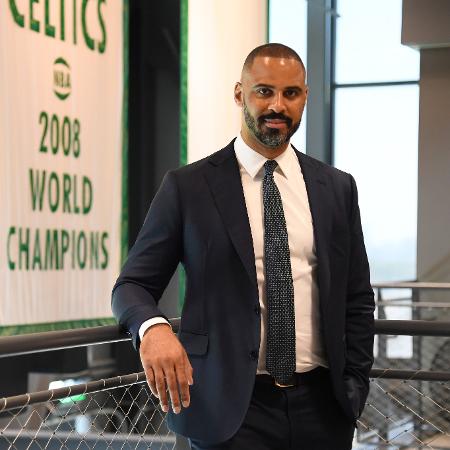 Ime Udoka, treinador do Boston Celtics na NBA, se relacionou com colega de trabalho, o que é proibido pela franquia - Brian Babineau/NBAE via Getty Images