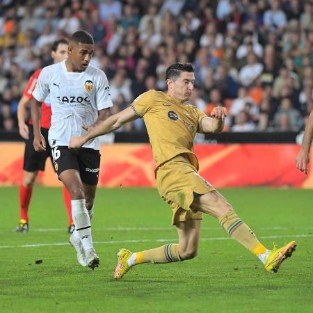 Lewandowski marca gol da vitória do barcelona sobre o Valencia - JOSE JORDAN / AFP