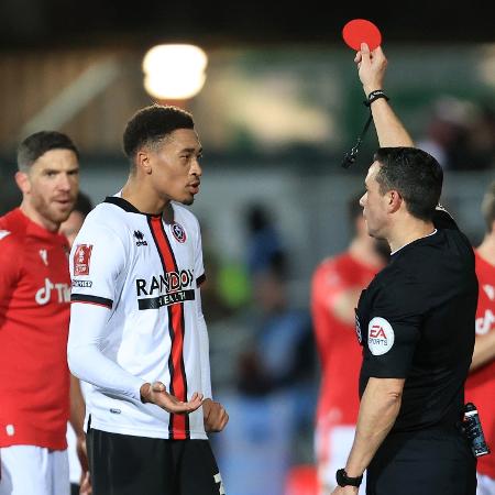 Dean Whitestone aplicou cartão vermelho redondo em Wrexham x Sheffield United - Simon Stacpoole/Offside/Offside via Getty Images