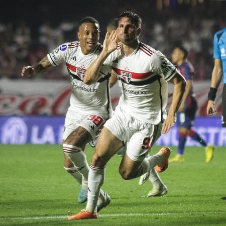 Calleri, do São Paulo, comemora após marcar no jogo contra o San Lorenzo, pela volta das oitavas da Sul-Americana