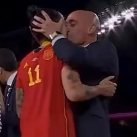 Luis Rubiales, presidente da Federação Espanhola de Futebol, beijou Jenni Hermoso na boca após Copa feminina
