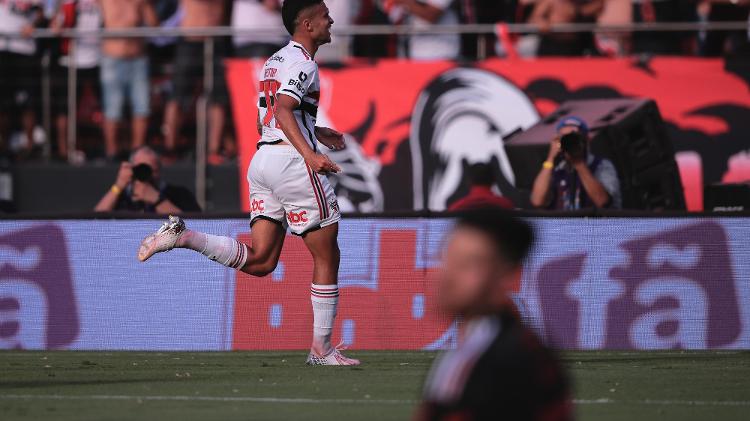 Nestor comemora gol de empate do São Paulo sobre o Flamengo na final