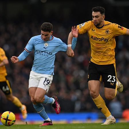 Julián Alvárez (Manchester City) e Max Kilman (Wolverhampton) em partida pelo Campeonato Inglês 2022/23