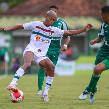 Jogadores de Fluminense e Boavista em ação no Campeonato Carioca