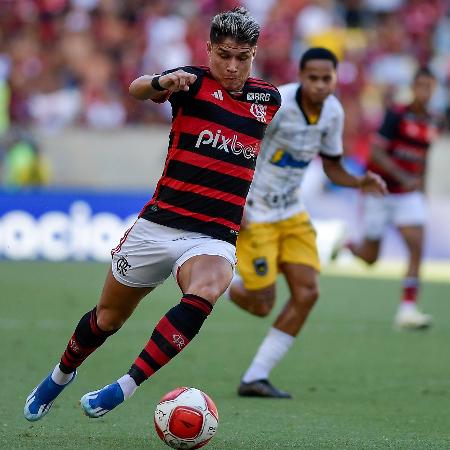 Luiz Araújo em ação durante Flamengo x Volta Redonda, confronto do Campeonato Carioca - Thiago Ribeiro/AGIF