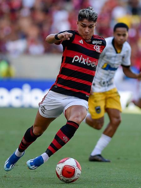 Luiz Araújo em ação durante Flamengo x Volta Redonda, confronto do Campeonato Carioca