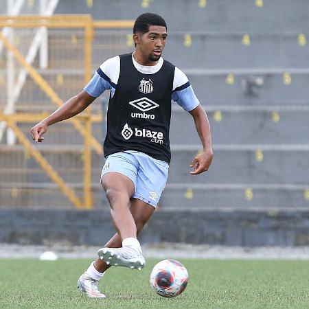 João Victor, atacante do Santos, durante treino com time profissional
