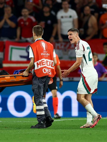 Barnabas Varga sendo retirado de maca após lesão grava no jogo da Hungria contra a Escócia, pela Eurocopa