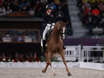 Atleta britânica desiste de Olimpíadas após vídeo vazado batendo em cavalo