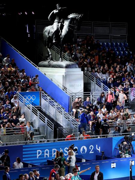 Champ de Mars Arena e a estátua do Marechal Joffre, que já estava lá quando o local foi construído