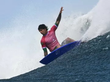 Medina surfou tudo o que o mar ofereceu na semifinal olímpica: uma onda