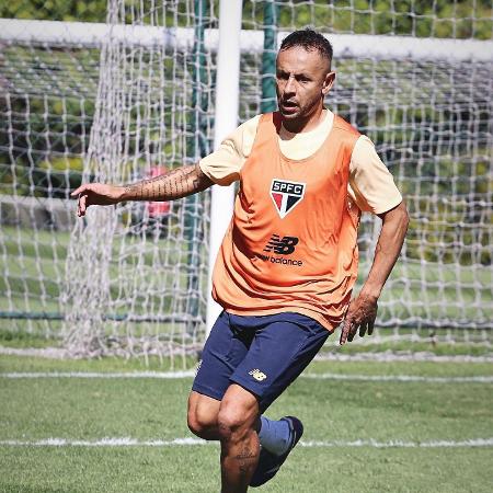 Rafinha, do São Paulo, durante treino para o confronto contra o Nacional-URU