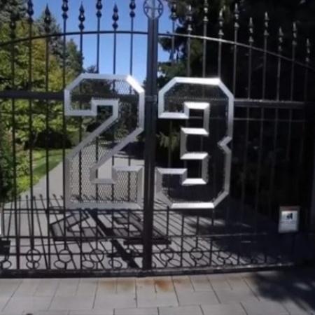 Portão de entrada da mansão de Michael Jordan em Chicago tem um nº 23 gigante