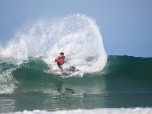 Surfe: Italo vira com aéreo, bate australiano e segue na briga pelo bi