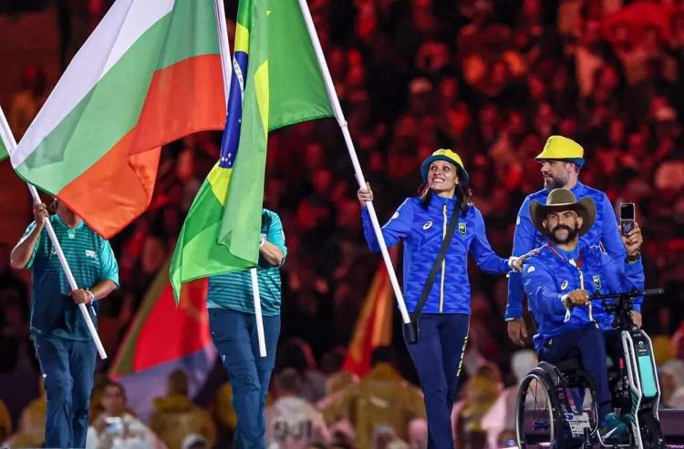 Carol Santiago e Fernando Rufino desfilam com bandeira do Brasil na cerimônia de encerramento das Paralimpíadas