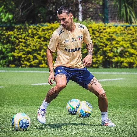 Ferreirinha durante treino do São Paulo no CT da Barra Funda