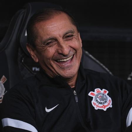 Ramón Díaz, técnico do Corinthians, sorri durante jogo contra o Palmeiras