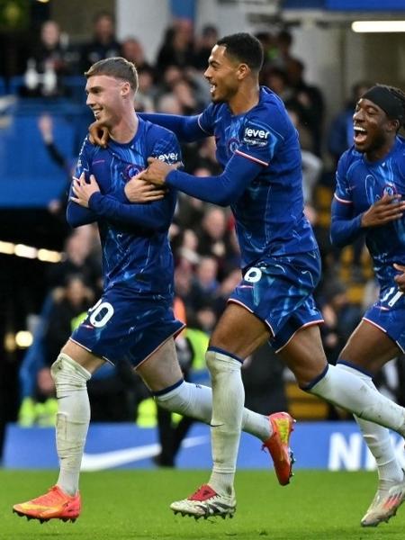 Cole Palmer faz sua comemoração característica em gol do Chelsea contra o Aston Villa