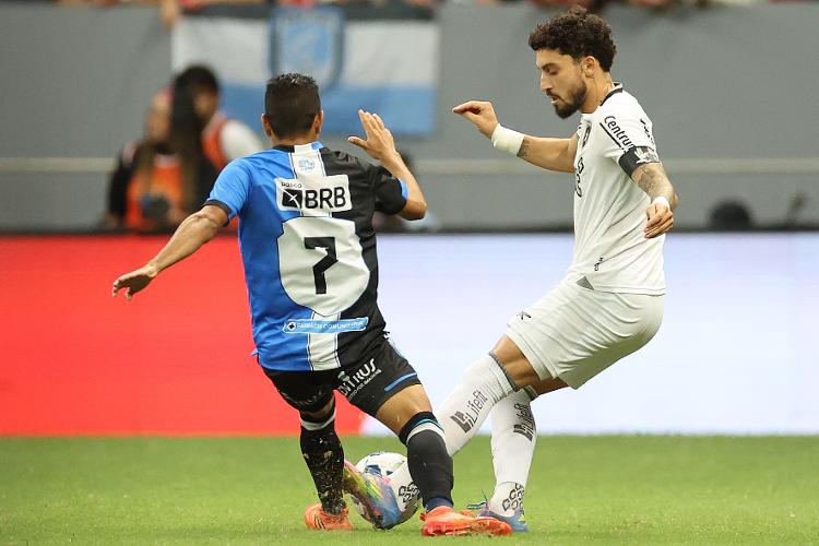 Alex Telles in actie tijdens Capital x Botafogo, Copa do Brasil-wedstrijd