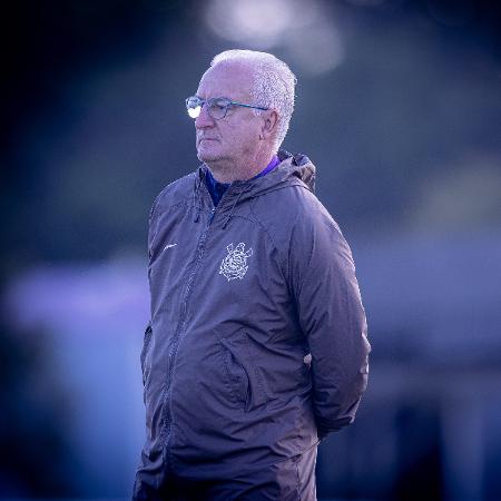 Dorival Júnior priorizou conversas com o elenco e abriu espaço para Crias do Terrão Dorival Júnior priorizou conversas com o elenco e abriu espaço para Crias do Terrão