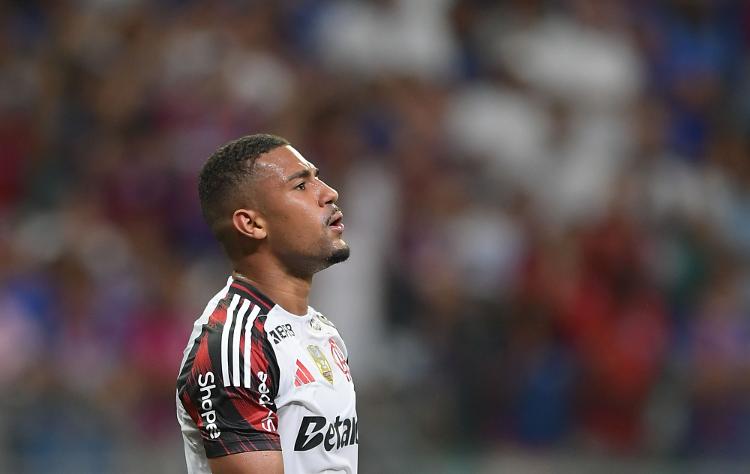 Samuel Lino, do Flamengo, se lamenta em jogo contra o Bahia pelo Brasileirão Samuel Lino, do Flamengo, se lamenta em jogo contra o Bahia pelo Brasileirão