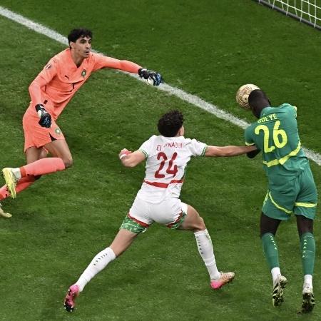 Bono, goleiro de Marrocos, fez grande defesa em tentativa de Gueye, do Senegal, na final da Copa Africana de Nações Bono, goleiro de Marrocos, fez grande defesa em tentativa de Gueye, do Senegal, na final da Copa Africana de Nações