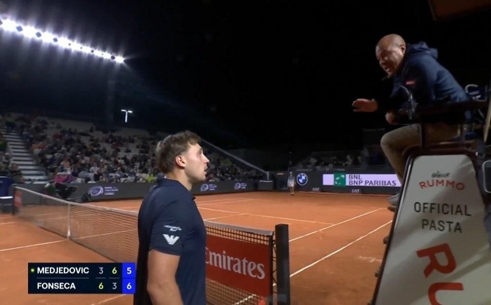 Hamad Medjedovic reclama com juiz durante jogo contra João Fonseca no Masters 1000 de Roma - undefined