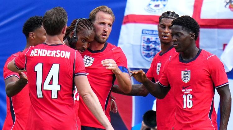 Jogadores da Inglaterra comemoram gol de Harry Kane, em amistoso contra a Nova Zelândia