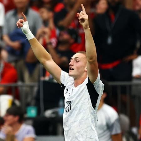 Finn Surman, da Nova Zelândia, comemora gol contra o Egito na Copa do Mundo