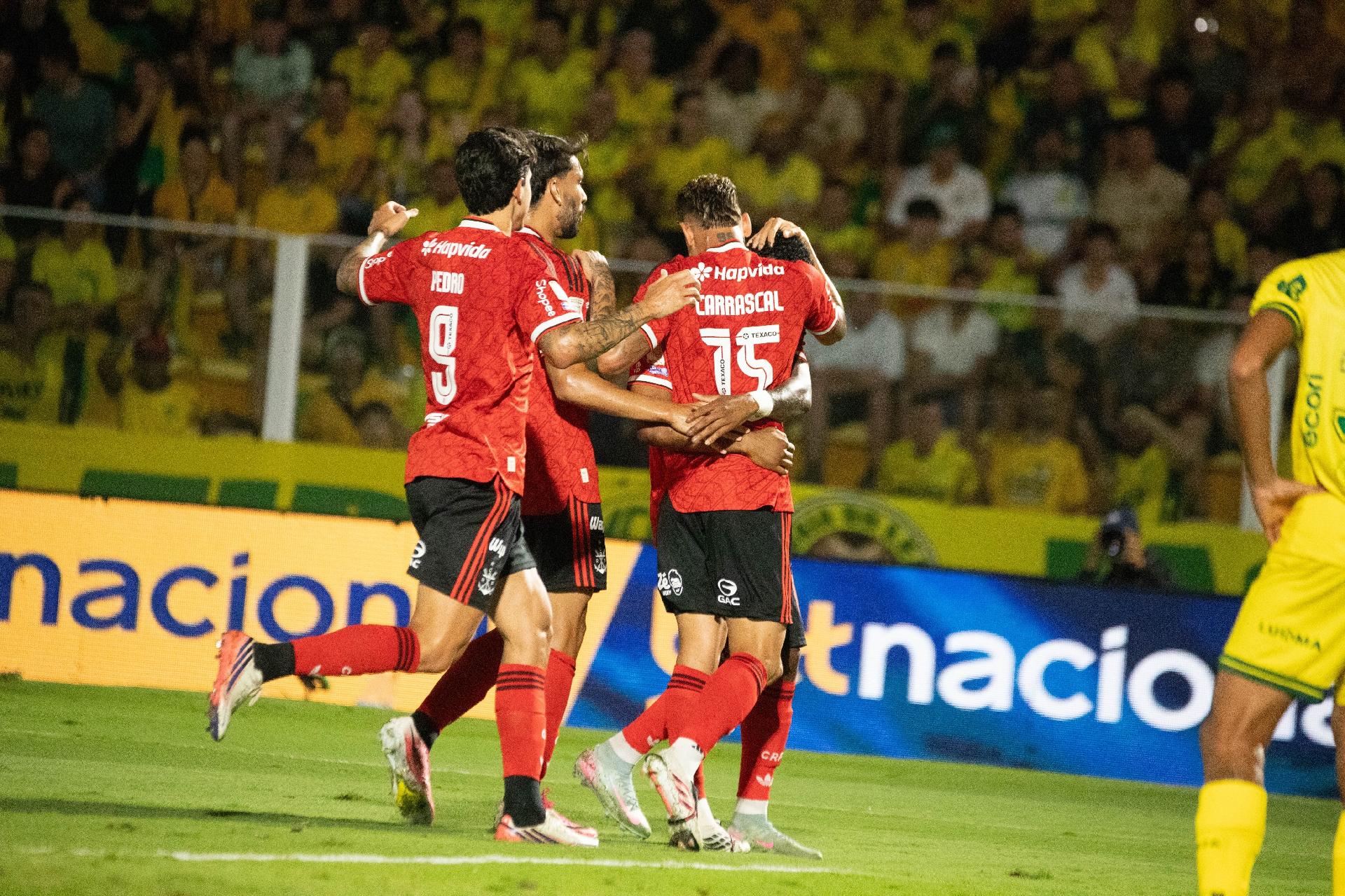 Jogadores do Flamengo comemoram gol de Carrascal contra o Mirassol, pelo Brasileirão - undefined
