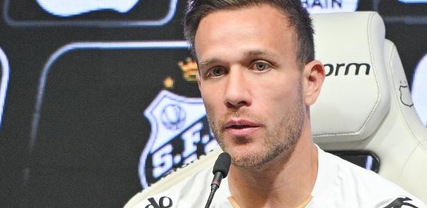 Arthur associa acerto com Santos à seleção e se desculpa com o Grêmio